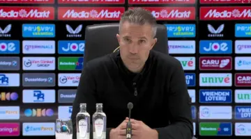 روبن فان بيرسي يرد بسخرية ويهاجم التحكيم عقب تعادل فايينورد